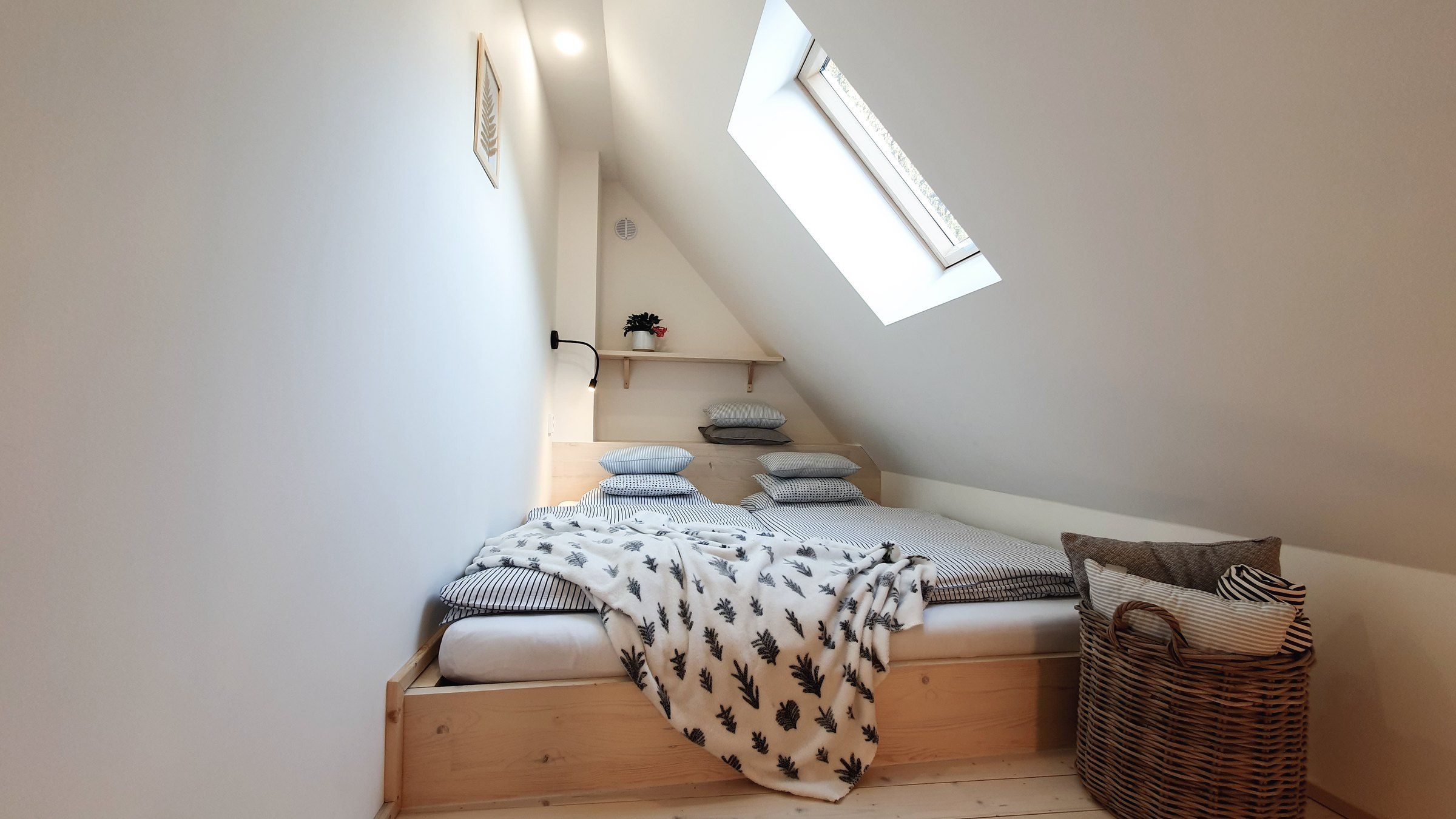 Galerie apartmánu III s manželskou postelí pod střešním oknem