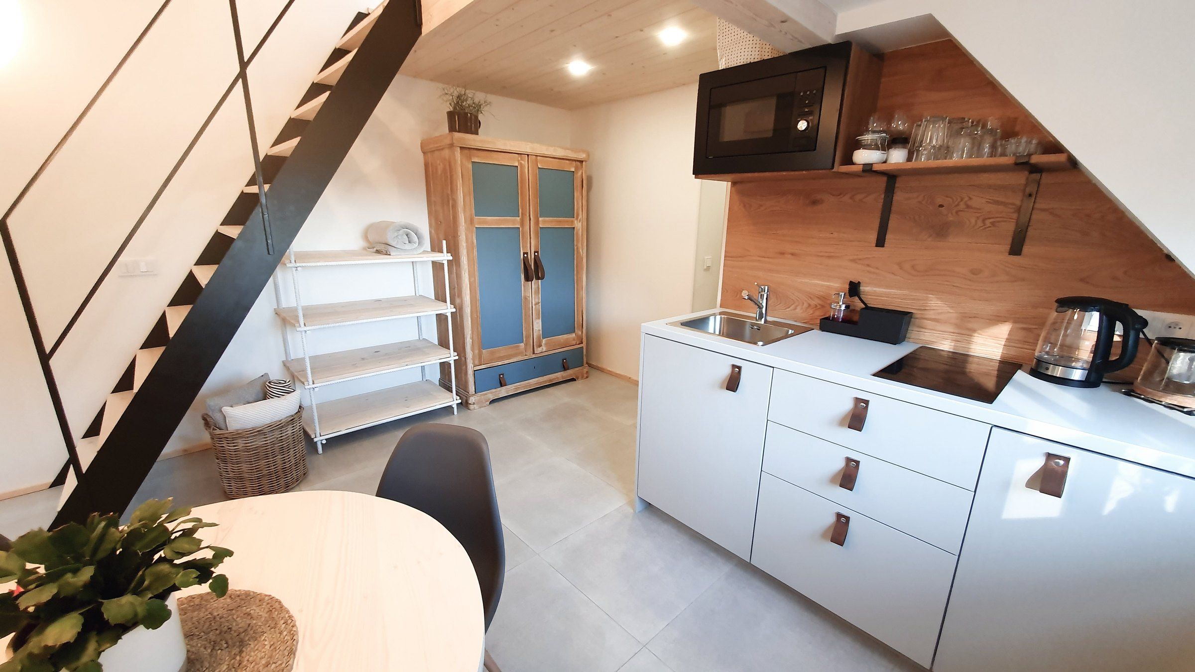 Kuchyňský kout apartmánu III s mikrovlnkou a modrou skříní